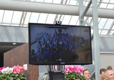 Not all employees from Tanzania were able to come over, but thanks to a life video connection they could still be thereThe official opening act consisted of a short act, in which one of Peter's sons wants to have a plant delivered on a cyclamen order app. This drone flew in almost immediately..